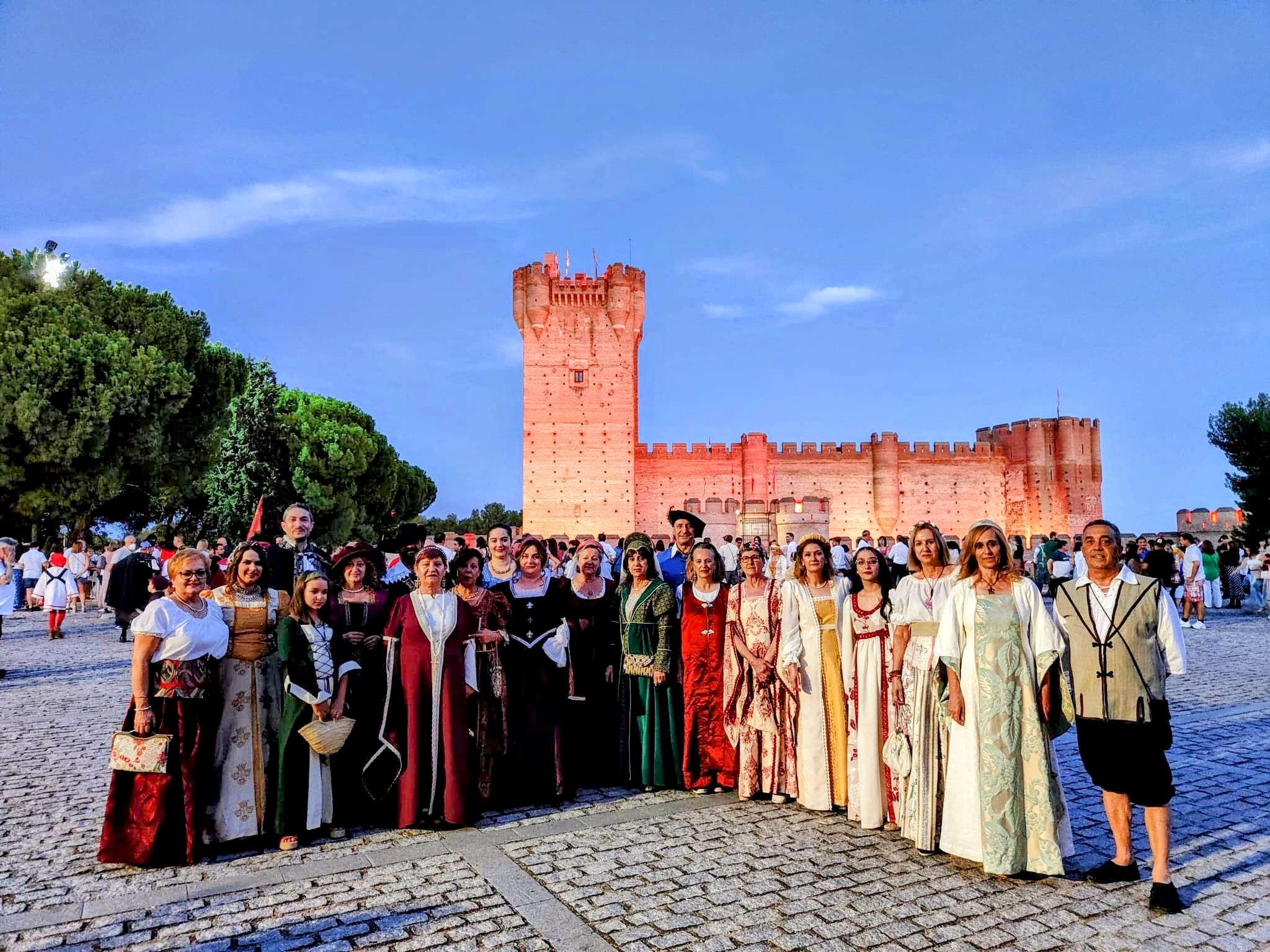 Grupo de mujeres en igualdad en la feria renacentista de Medina del Campo
