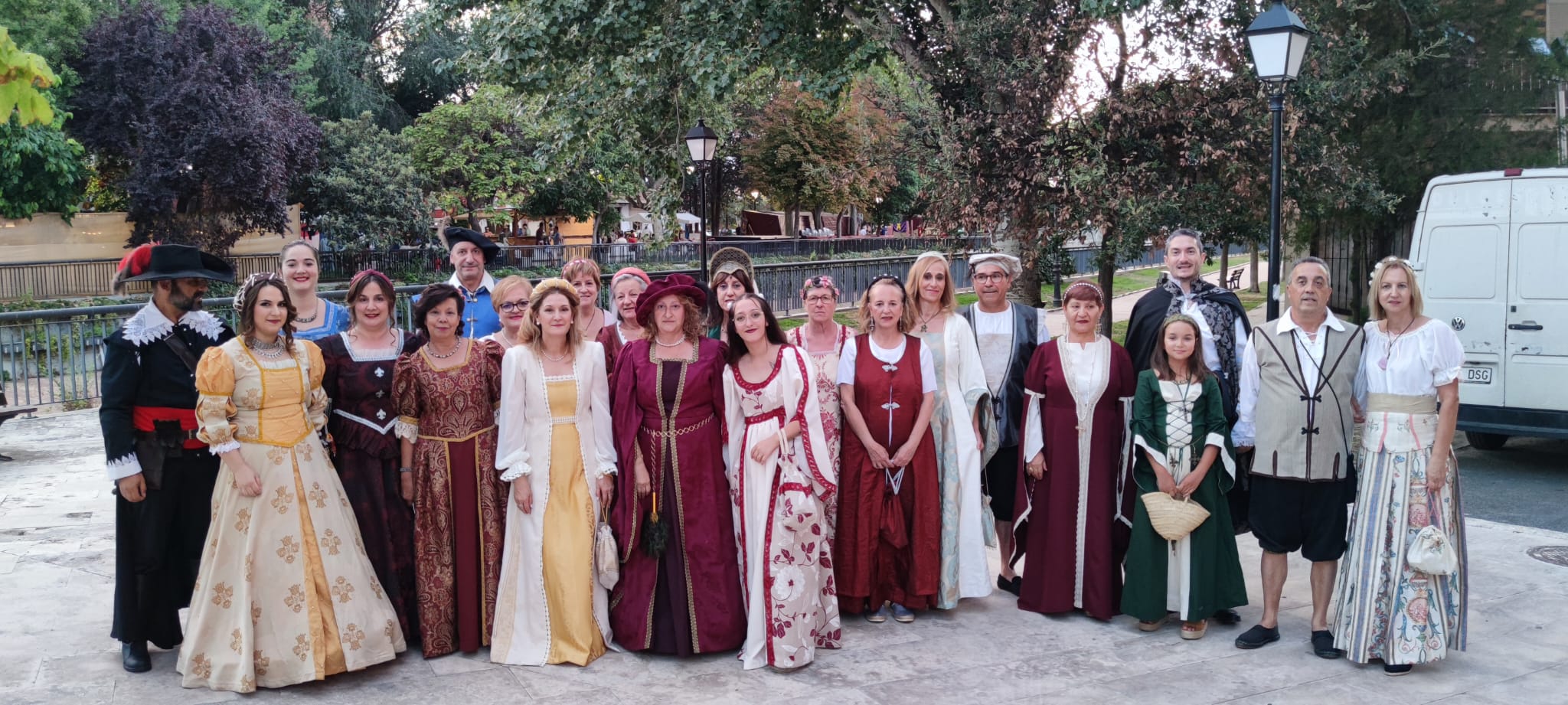 Grupo de mujeres en igualdad  en la feria renacentista de  Medina del Campo